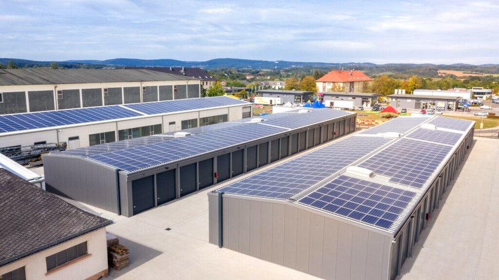 Im BMWi geförderten FuE-Projekt "OptOM" werden neue KI-basierte Methoden zur Früherkennung von Degradationserscheinungen bei älteren PV-Kraftwerken entwickelt. (Foto: Pohlen Solar).